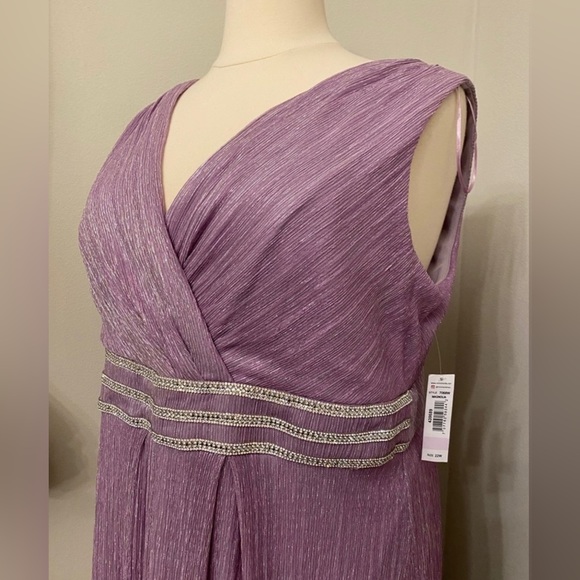 Plus Dress - Picture 8 of 11